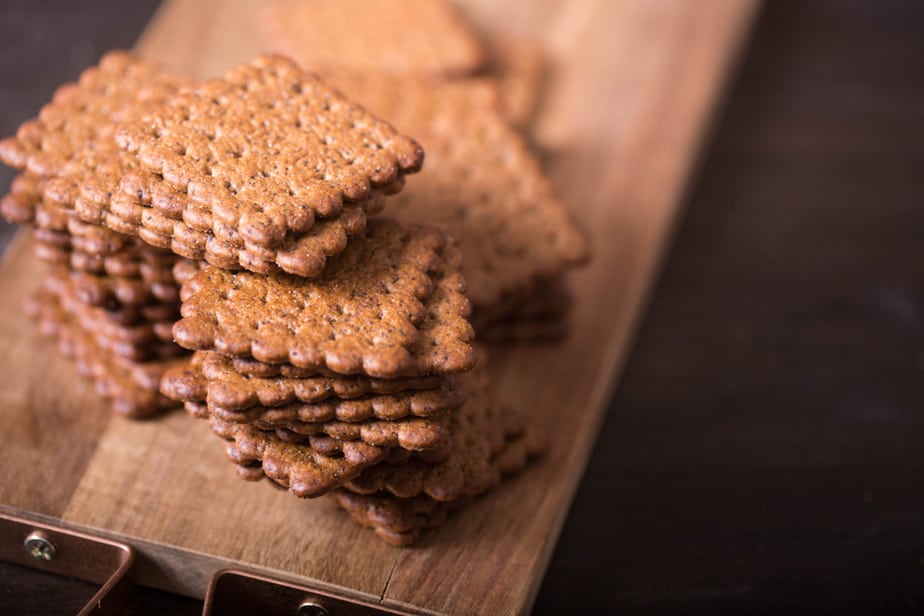 Can Cats Eat Graham Crackers? Read Before You Feed