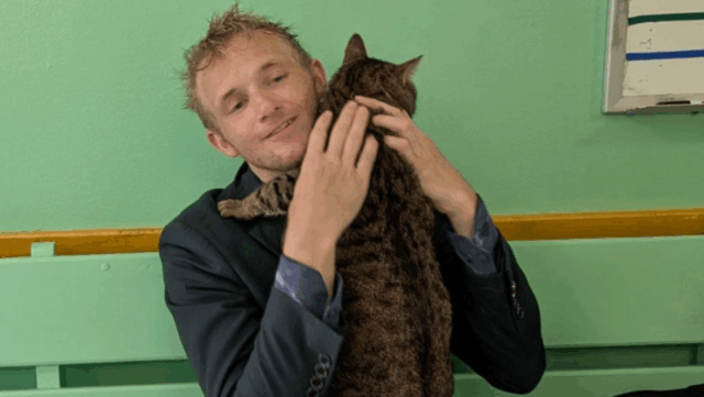Homeless Texas Man Has Tearful Reunion with Cat He Once Surrendered